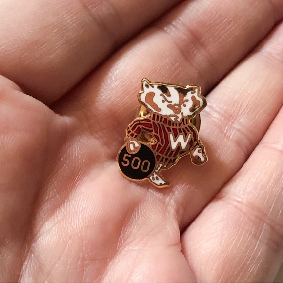 ❄️🎉YEAR END SALE!🎉❄️ Bucky Badger 500 bowling lapel pin Univ Wisconsin bowler - Picture 6 of 7